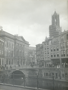 40050 Gezicht op de Stadhuisbrug te Utrecht, met links het Stadhuis en rechts enkele huizen aan de Oudegracht ...